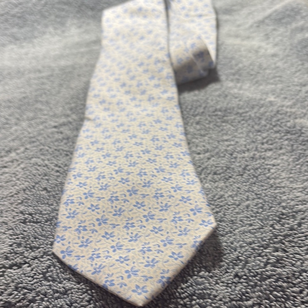 Vineyard Vines Floral Patterned Tie in Blue and White